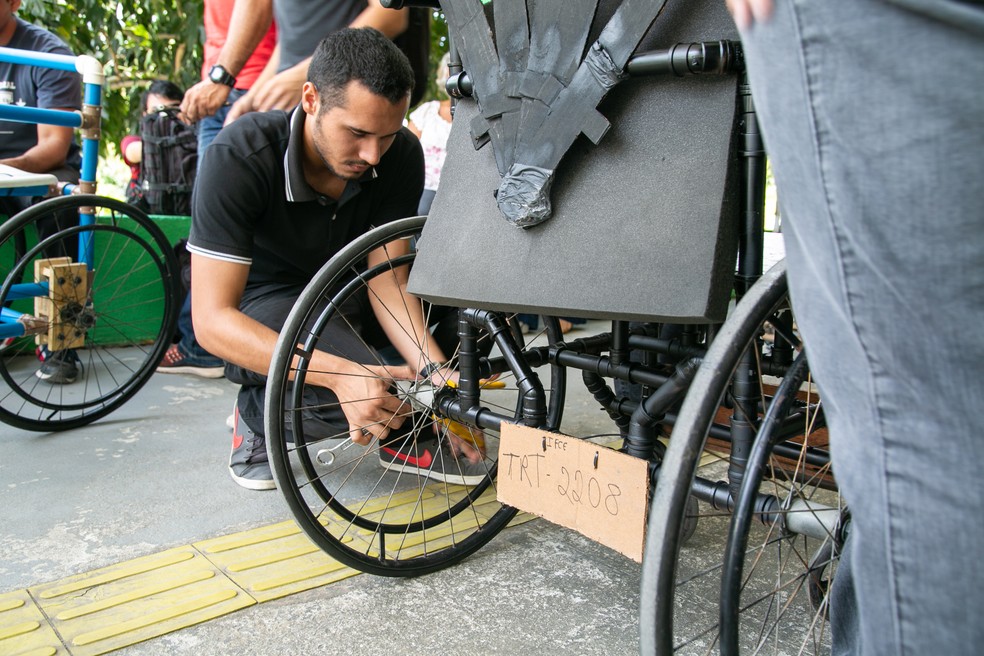 Cadeiras de rodas foram construídas por alunos do IFCE com canos de PVC e nylon. — Foto: Divulgação/IFCE