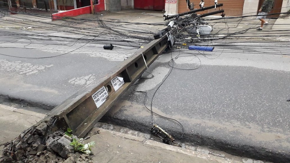 Poste caiu no bairro de Cavaleiro, em Jaboatão dos Guararapes, na Região Metropolitana do Recife, nesta quinta-feira (20) — Foto: Valdi Gomes/WhatsApp