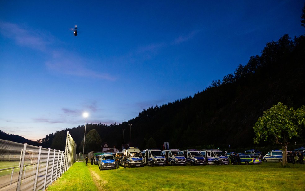 Policiais nos arredores da Floresta Negra. Caso atraiu atenção da imprensa devido a semelhança com filmes da série Rambo — Foto: Philipp von Ditfurth/dpa/AFP 
