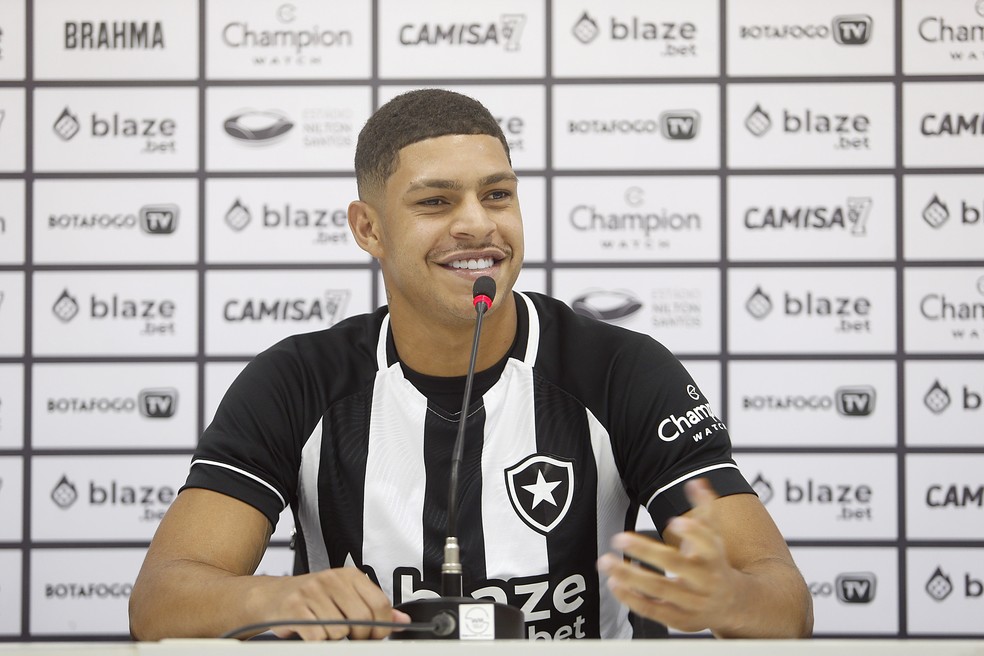 Luis Henrique dá entrevista no Nilton Santos — Foto: Vitor Silva/Botafogo