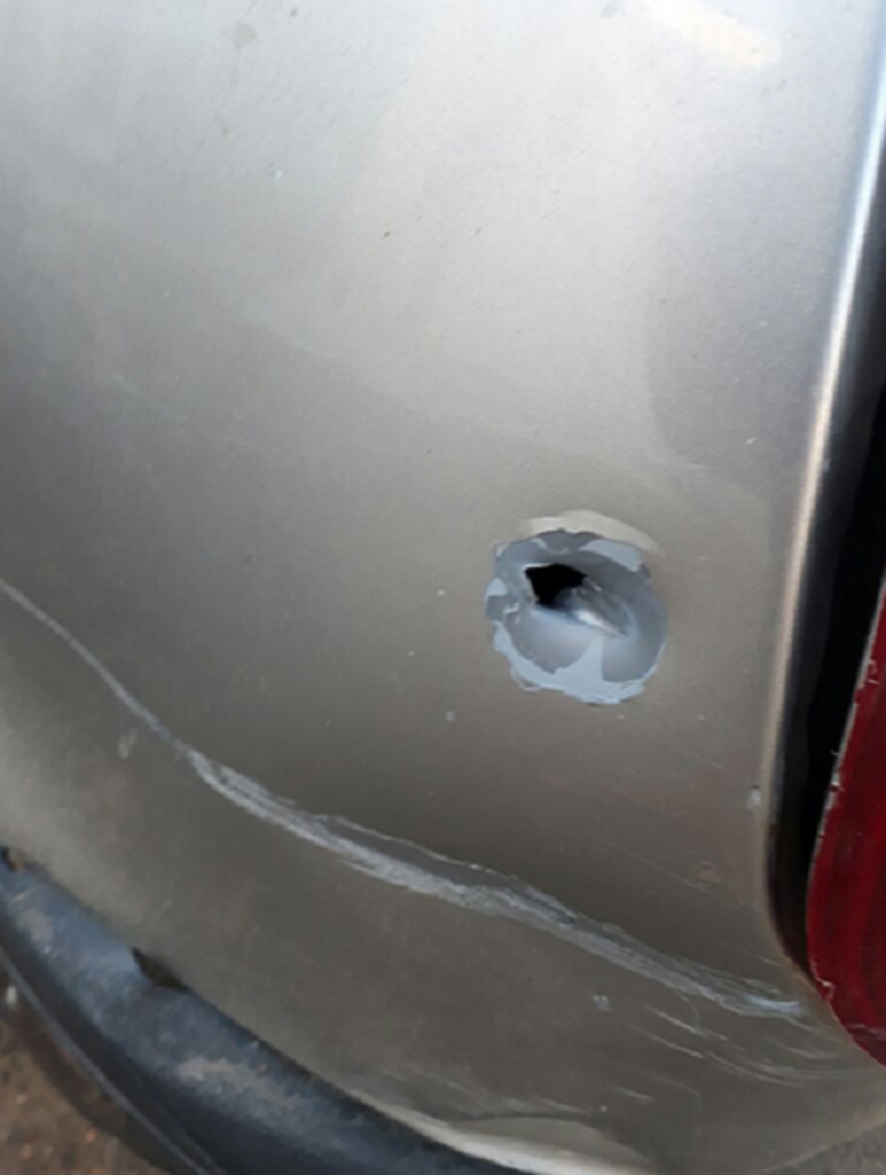 Um veículo que estava próximo ao banco foi atingido por um tiro. Ninguém foi preso. Moradores estão com medo da insegurança em Ipaumirim. (Foto: Ipaumirim.com)
