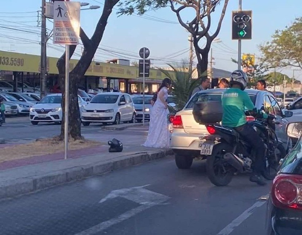 Noiva precisou aguardar a resolução do problema com o acidente em meio a avenida, logo depois de sair da igreja, em Fortaleza. — Foto: Reprodução