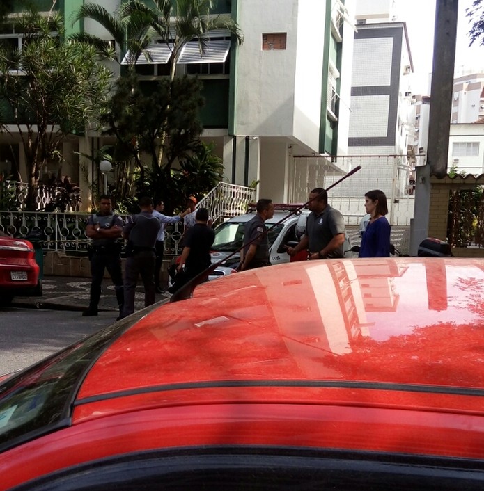 Policiais atenderam a ocorrência na Rua Bahia, em Santos (Foto: G1 Santos)