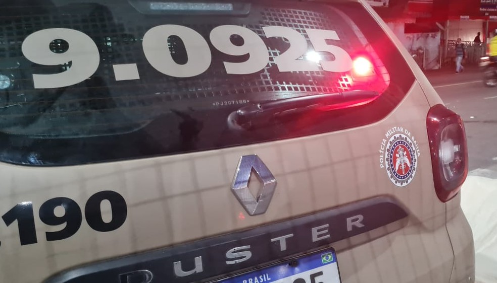 Polícia Militar esteve no local após homem ser morto em frente a supermercado de Salvador — Foto: Dalton Soares/TV Bahia