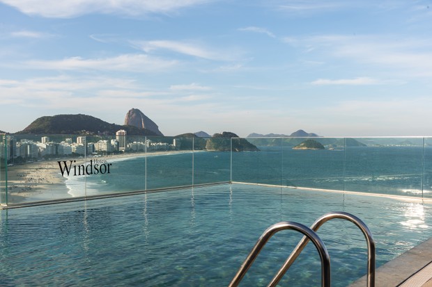 Hotel tem piscina com borda infinita e vista para praia de Copacabana  (Foto: Wesley Diego Emes)