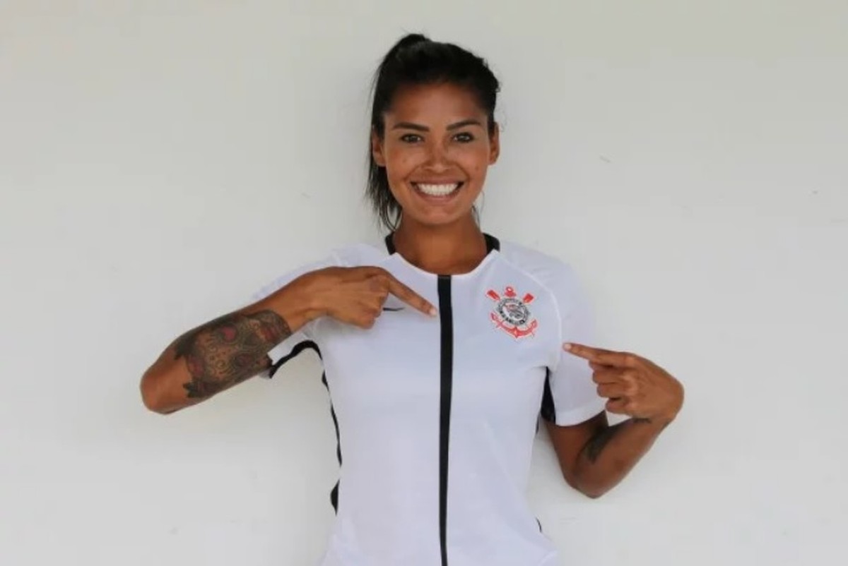 Alline Calandrini doa camisa autografada do Corinthians para campanha ...