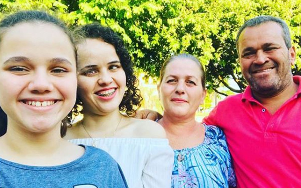 Mayra Ribeiro de Oliveira entre os pais e a irmã caçula Ribeirão Preto — Foto: Arquivo pessoal