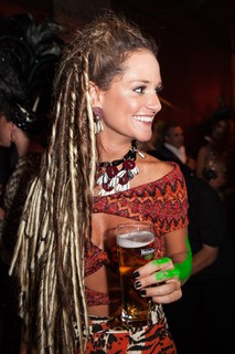 Um brinde de Heineken durante o Baile, aqui com nossa stylist Raquel Lionel