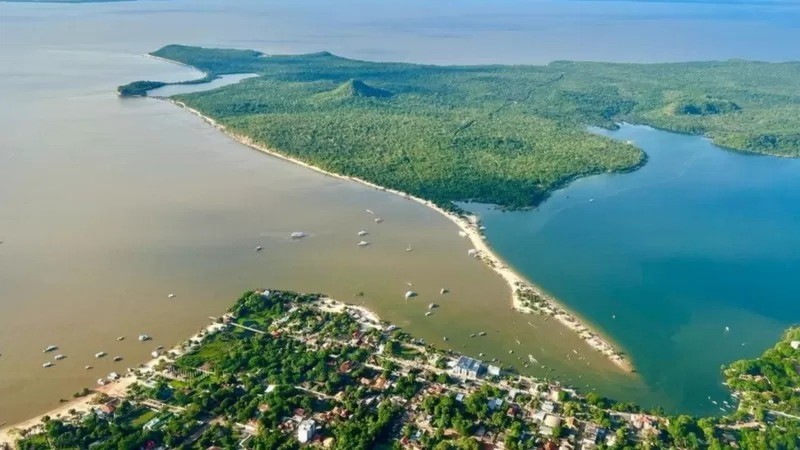 Fotografia aérea feita em janeiro mostra águas barrentas do Tapajós em contato com o Lago Verde, em Alter do Chão (Foto: ERIK JENNINGS SIMÕES via BBC News Brasil)