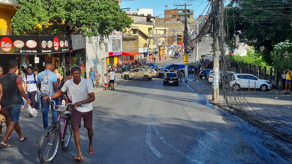 Ônibus é incendiado na Sussuarana, em Salvador — Foto: Rildo de Jesus/TV Bahia