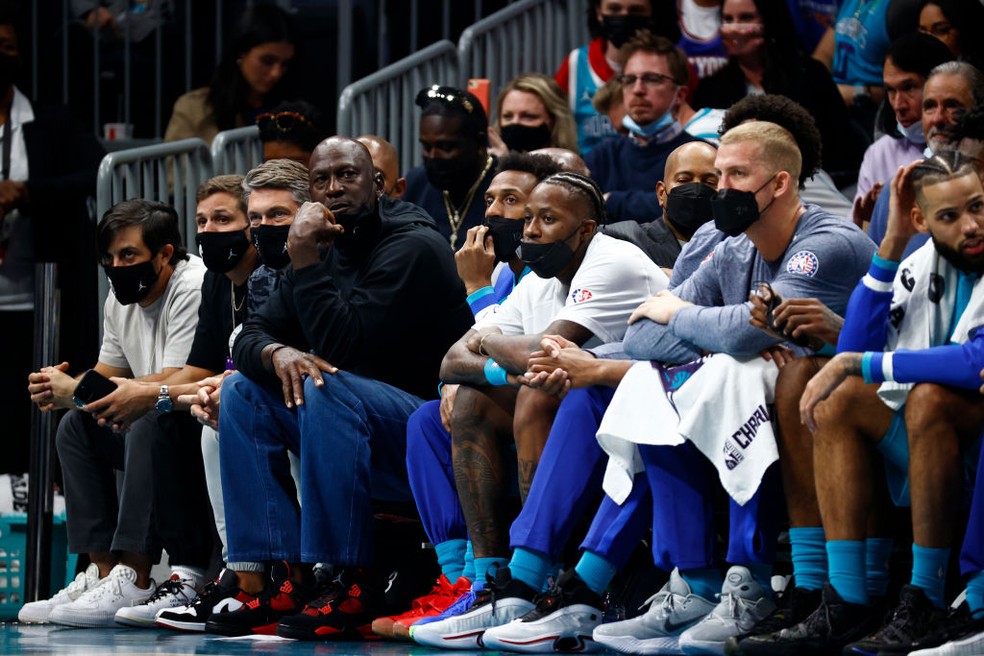 Michael Jordan assiste aos jogos dos Hornets no banco de reservas — Foto: Jared C. Tilton/Getty Images