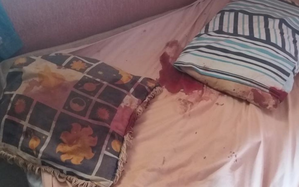 Cama de casa em que homem de 51 anos foi encontrado morto; filho foi preso suspeito do crime e confessou — Foto: Reprodução/Polícia Civil