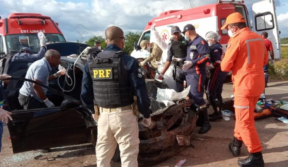 Os quatro ocupantes do Corsa Classic ficaram gravemente feridos — Foto: PRF/Divulgação