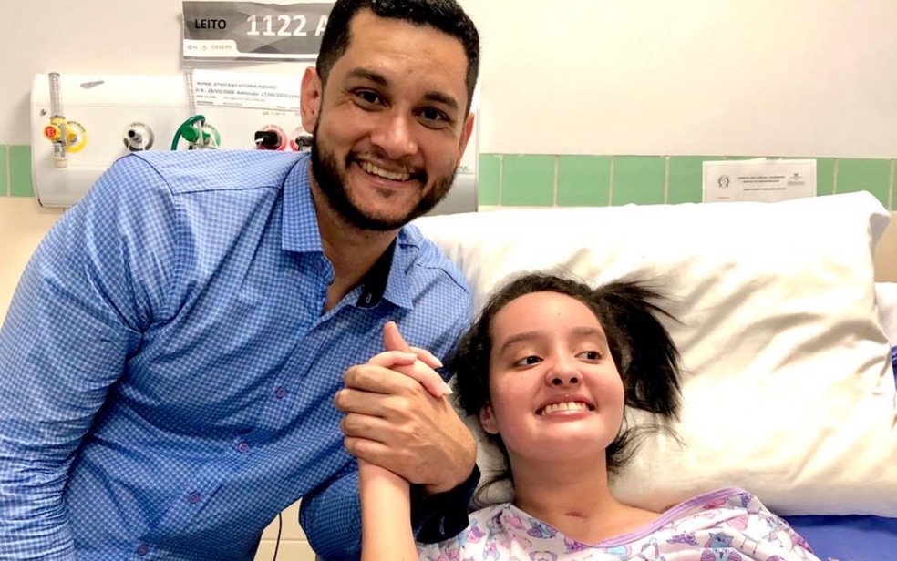 Pai comemora alta da filha de 13 anos que perdeu parte dos movimentos após se engasgar com pedaço de carne: Milagre