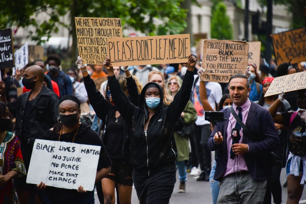 Manifestação contra o racismo, em Londres (Foto: Alberto Pezzali/NurPhoto via Getty Images)