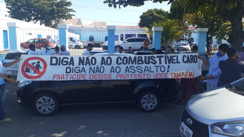 Motoristas se reúnem no estacionamento de Jaraguá, em Maceió, em protesto contra aumento no preço de combustíveis — Foto: Glaucio Sacalina/Arquivo pessoal