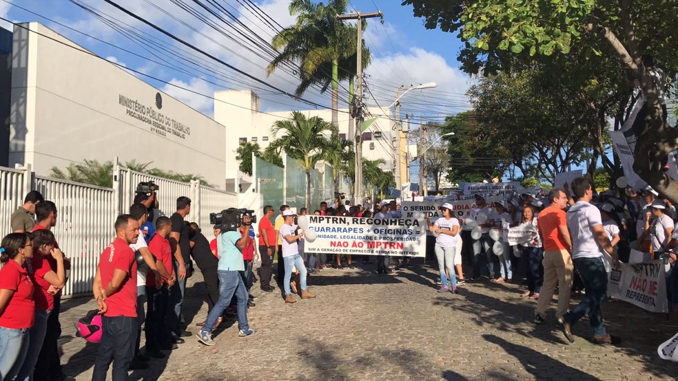 Empregados da Guararapes protestam contra ação que pede indenização por descumprimento de leis trabalhistas (Foto: Michele Rincon/Inter TV Cabugi)