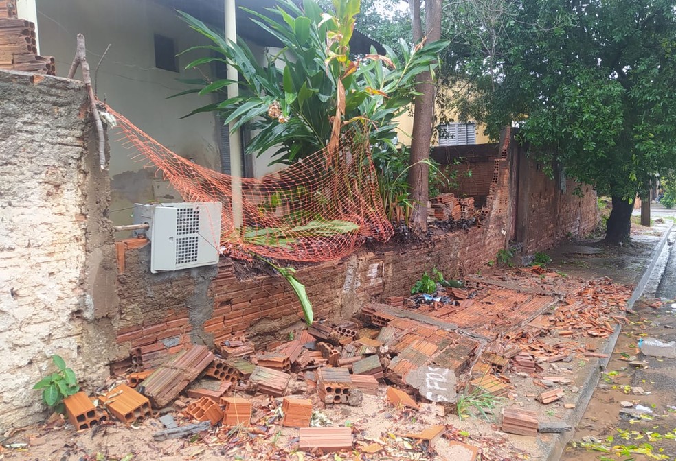Muro de residência caiu devido à chuva no Jardim Jequitibás — Foto: Defesa Civil