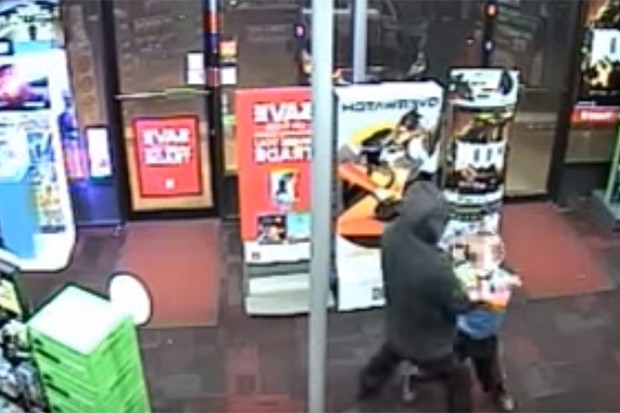 Jovem de sete anos troca socos com assaltante em loja de games (Foto: Reprodução)