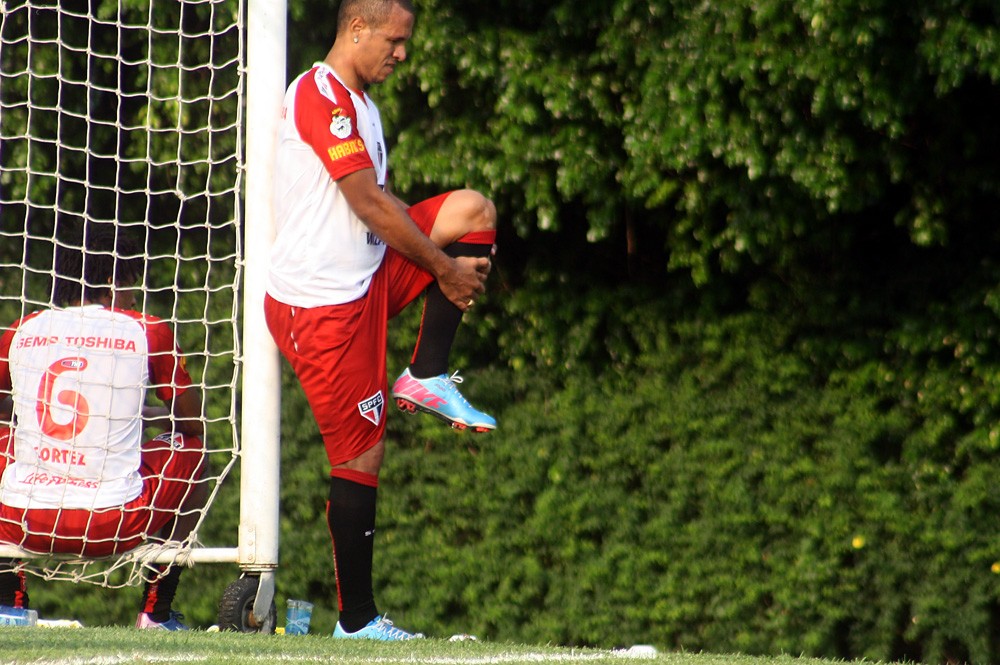 Médico do São Paulo, sobre Luis Fabiano: ‘Era muito arriscado’