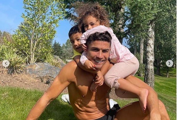 Cristiano Ronaldo com dois dos filhos na moradia da família na Inglaterra (Foto: Instagram)