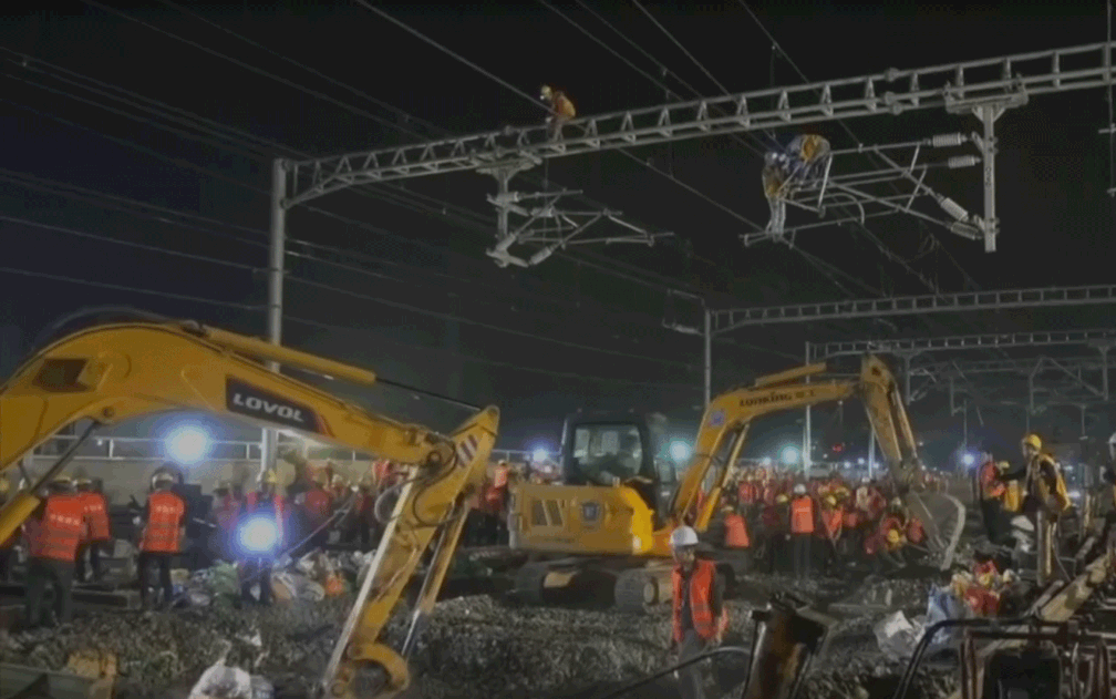 Operários constroem nova linha de trem em pouco mais de 8 horas na China (Foto: Reprodução/TV Globo)