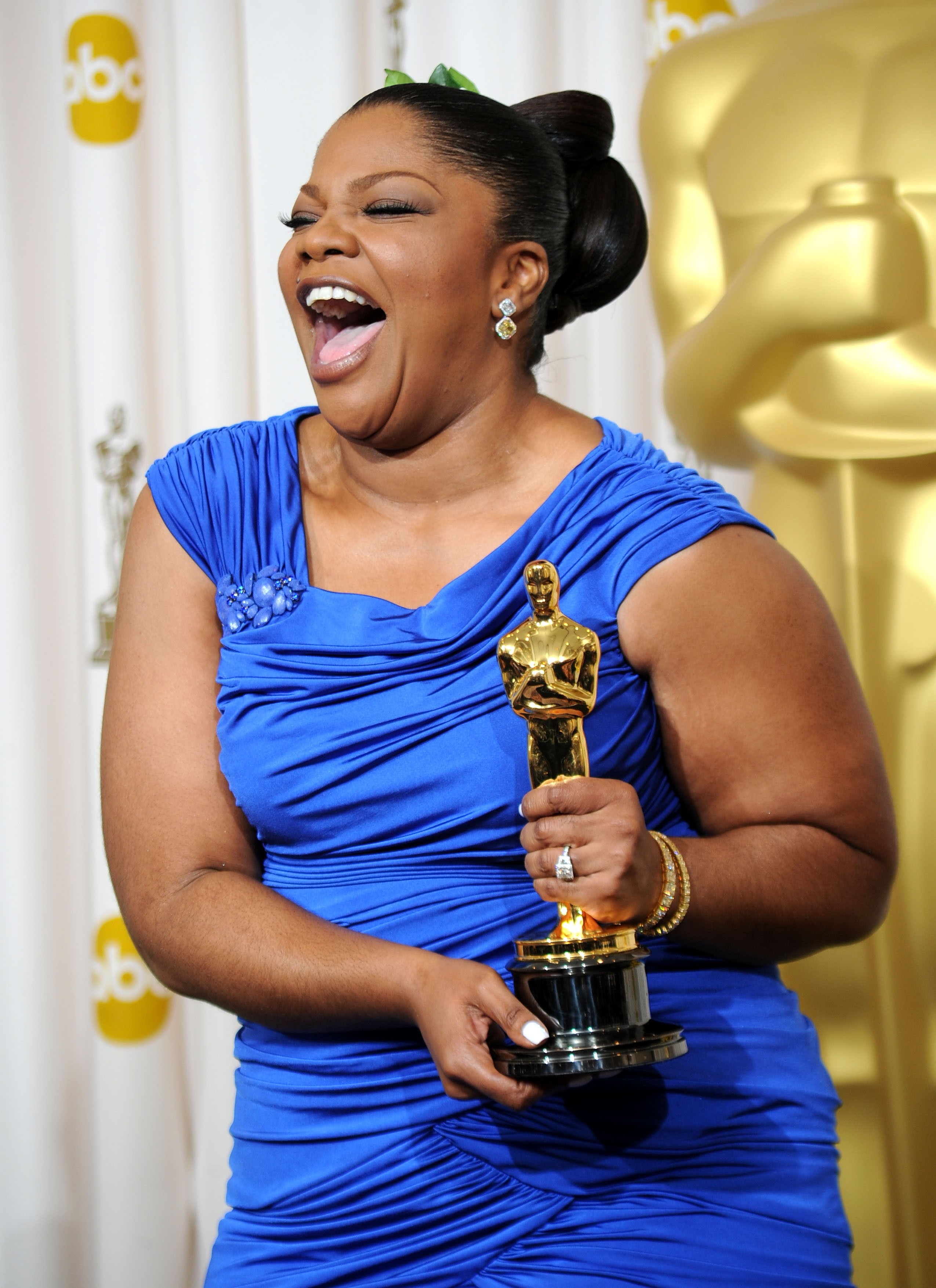 A atriz MoNique com o Oscar vencido por ela em 2010 (Foto: Getty Images)