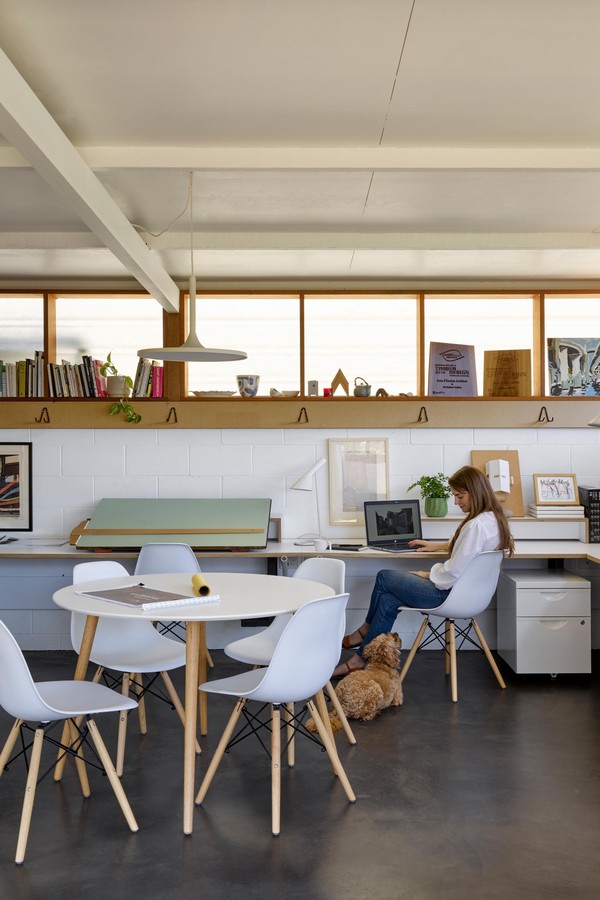 Antes e depois: reforma transforma garagem em escritório para até cinco pessoas (Foto: Christopher Frederick Jones)