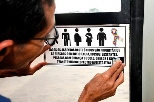 Autistas passam a ter direito a assentos preferenciais em ônibus municipais em Praia Grande, SP 
