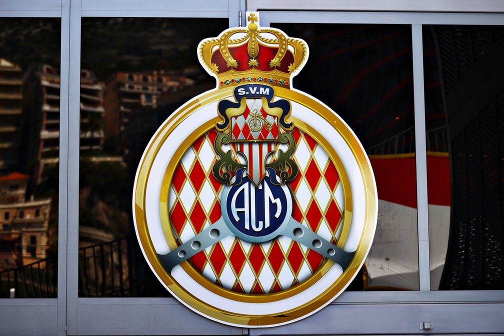A logo do Automóvel Clube de Mônaco (ACM) colocada nos boxes do GP no Principado — Foto: Dan Istitene/F1 via Getty Images