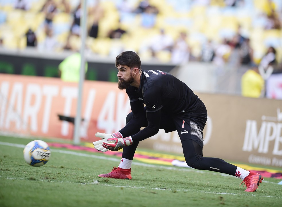 Fernando Miguel tem 73% de aproveitamento em campo com o Vasco em 2019 — Foto: André Durão