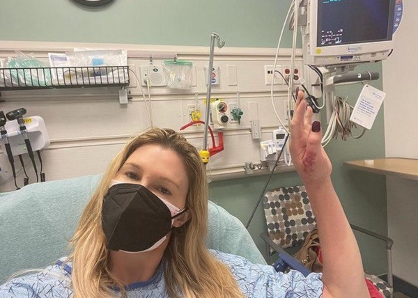 A socialite e estrela de reality show Brandi Glanville em seu leito hospitalar após ser picada por uma aranha (Foto: Instagram)