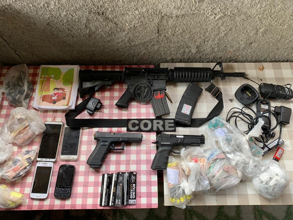 Um fuzil, duas pistolas e drogas e dinheiro estão entre as apreensões da Polícia Civil — Foto: Divulgação/Polícia Civil