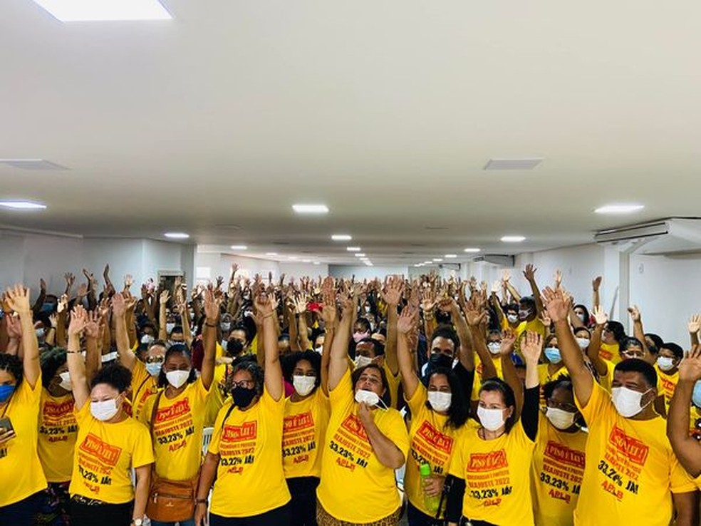Professores durante greve em abril de 2022.  — Foto: Divulgação/APLB