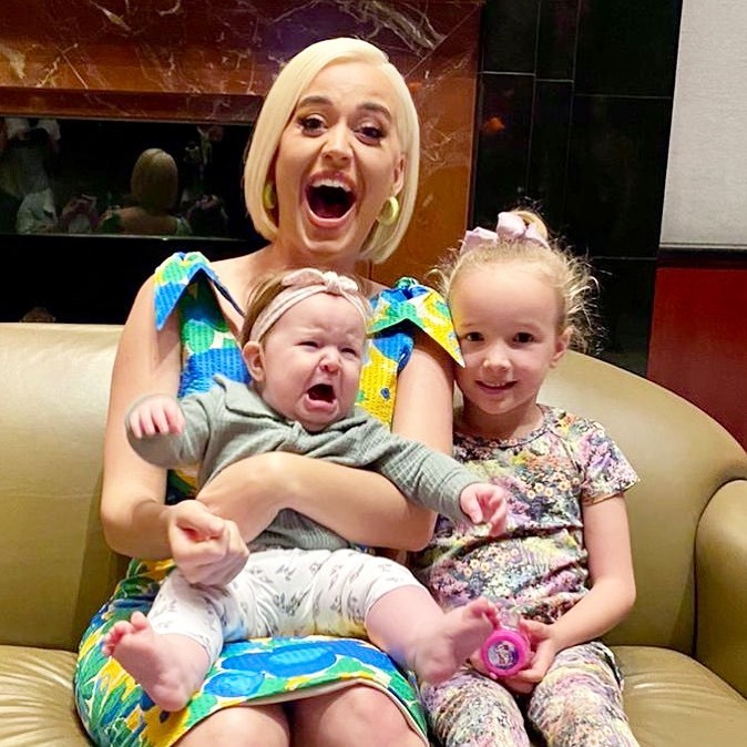 Katy Perry com as filhas da apresentadora Fifi Box: Daisy Belle e Trixie (Foto: Instagram)