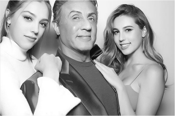 O ator Sylvester Stallone com as filhas, Sophia (21 anos) e Sistine (19 anos) (Foto: Instagram)