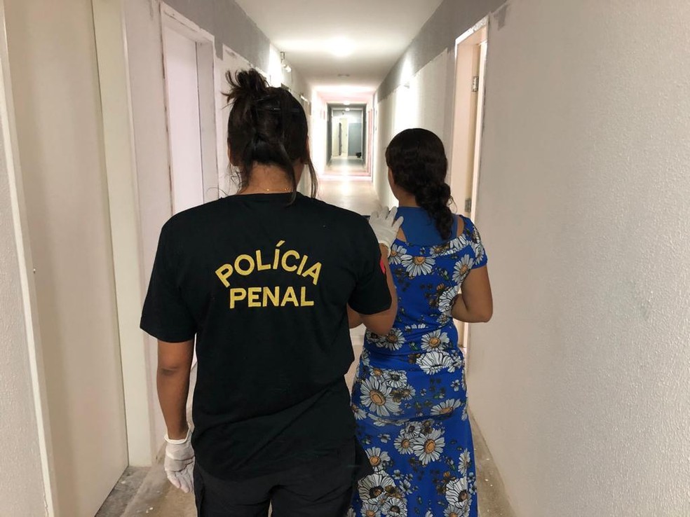 Mulher de reeducando tenta entrar no sistema prisional de Maceió com 200 g de maconha — Foto: Divulgação/Sindapen