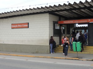 Passageiros na frente da estação de trem de Brás Cubas (Foto: Pedro Carlos Leite/ G1)