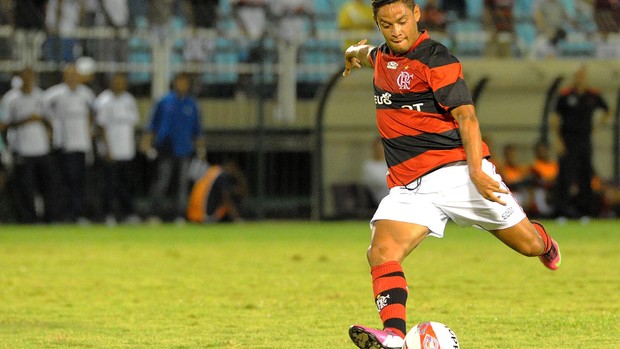 Para jornalista, Flamengo errou ao contratar o meia Carlos Eduardo