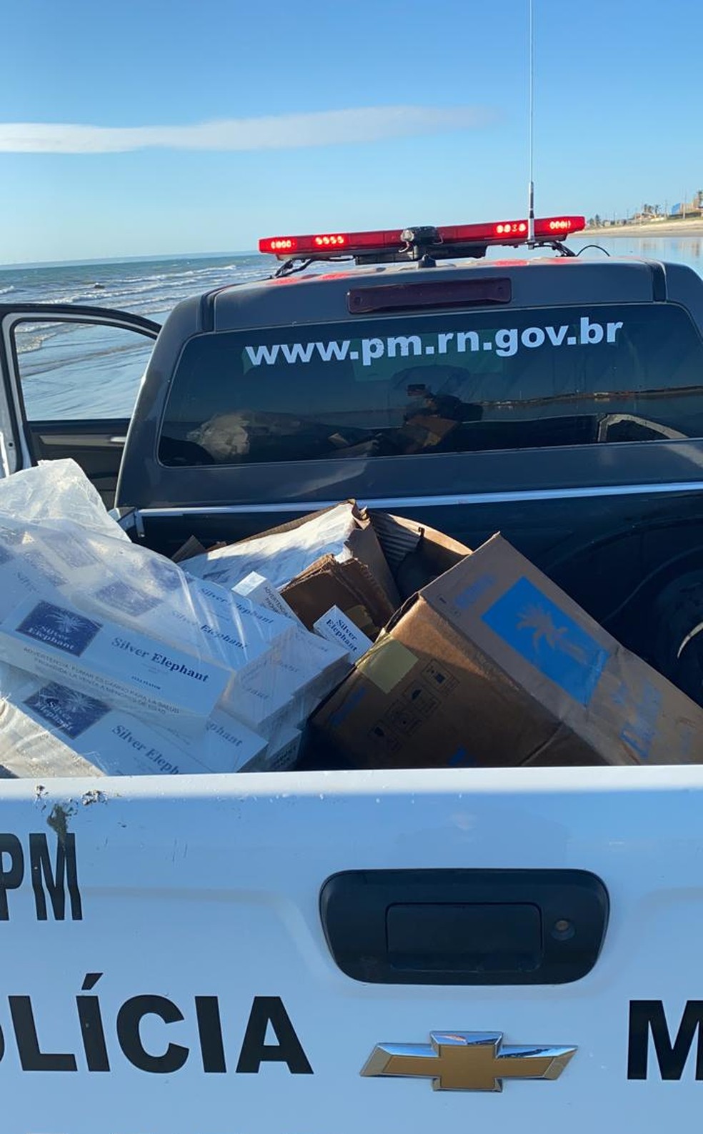 Caminhonete da PM cheia de caixas de cigarro apreendidas após serem encontradas no mar em Tibau, no RN — Foto: Cedida