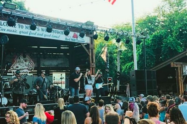 A cantora Lindsey Lagestee, vocalista do grupo Dixie Crush, em um show da banda (Foto: Instagram)