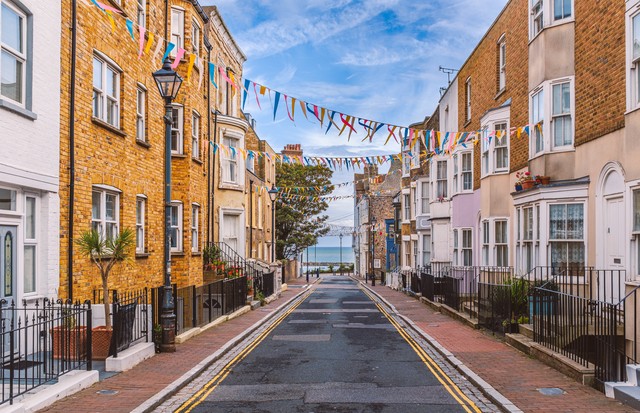 A view along Addington Street, Ramsgate toward the sea. Bunting is flying in preparation for the annual street fair. The street is part of Ramsgate's burgeoning music and art scene. (Foto: Getty Images/iStockphoto)