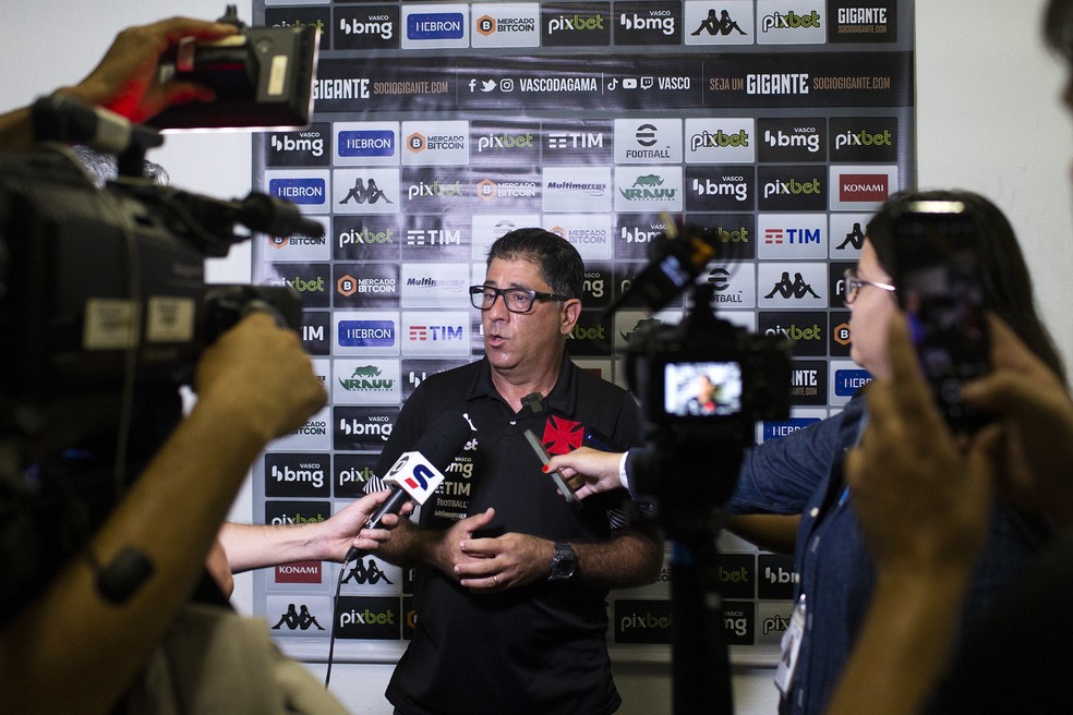 Emilio Faro, t�cnico interino do Vasco, em entrevista coletiva ap�s vit�ria sobre o N�utico � Foto: Daniel RAMALHO / CRVG