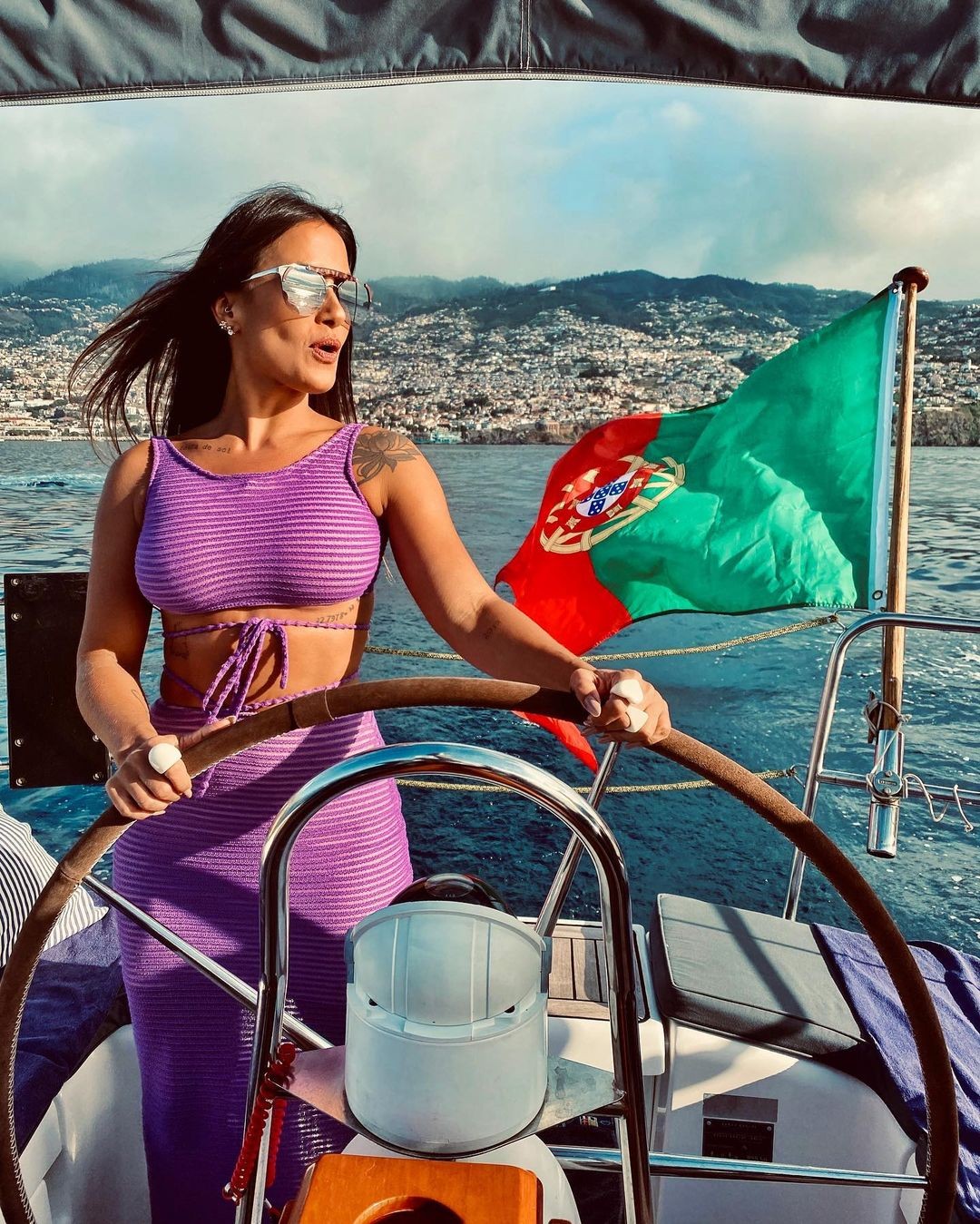 Carol Peixinho comanda barco na Ilha da Madeira (Foto: Reprodução Instagram / hey.ho.tv)