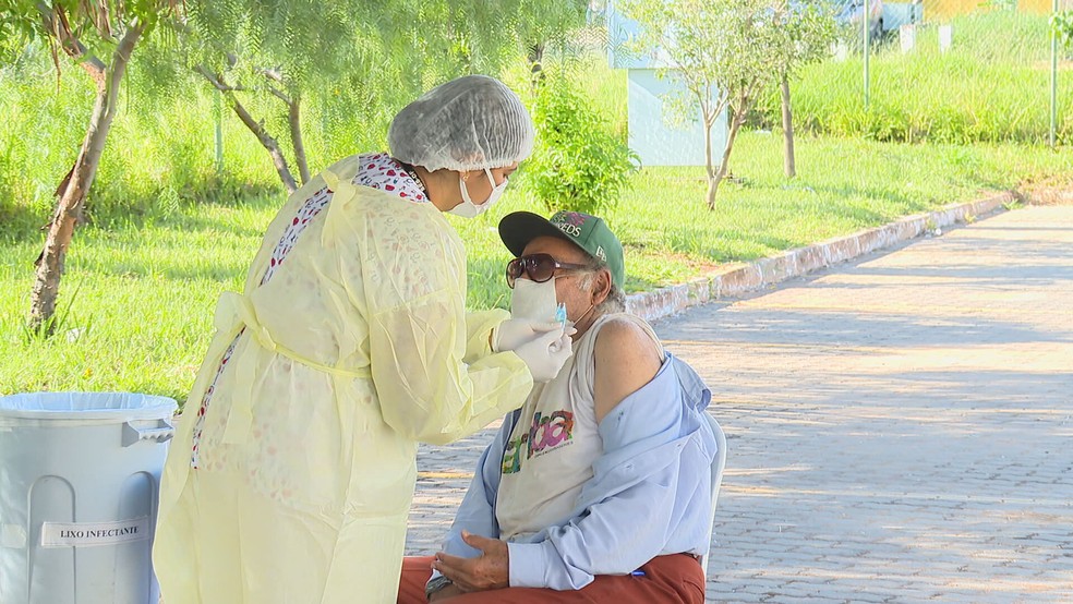 Vacinação contra Covid-19 no DF — Foto: TV Globo / Reprodução