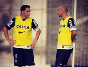 Ex-parceiro no Timão, Alessandro homenageia irmão Chicão