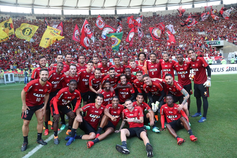 Conectados: time tira foto com torcida ao fundo após treino (Foto: Gilvan de Souza)