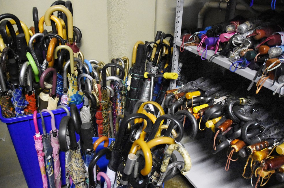 Guarda-chuvas esquecidos no Metrô-DF — Foto: Tony Winston/Agência Brasília