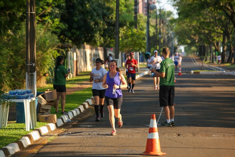Educadores físicos recomendam atividades ao ar livre, como caminhadas e corridas, mas apenas em locais com poucas pessoas — Foto: Prefeitura de Foz do Iguaçu/Divulgação