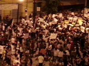 Manifestantes vão as ruas de Divinópolis (Foto: Anna Lúcia Silva/G1)